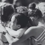 Kinder, die sich umarmen