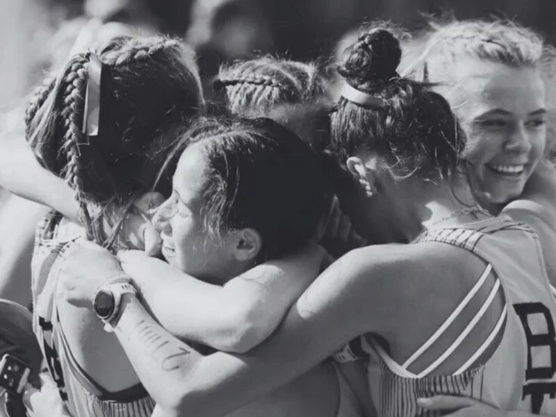 Kinder, die sich umarmen