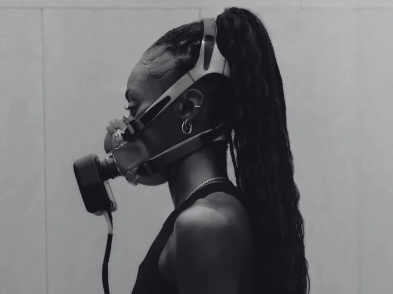 Frau, die an Messgeräten angeschlossen ist